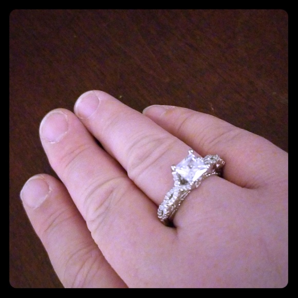 Beautiful ring - Picture 1 of 5